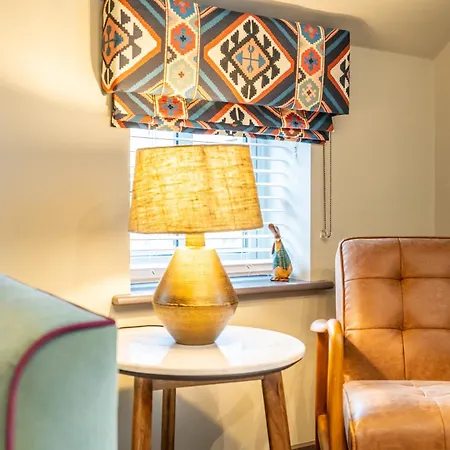 The Falcon 아파트 *